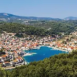 Three-bedroom With Sea View In Praznica