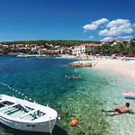 Three-bedroom With Sea View In Praznica *