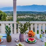 Three-bedroom With Sea View In Praznica Ferienhaus