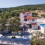 Three-bedroom With Sea View In Praznica Ferienhaus Pražnice