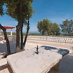 Three-bedroom With Sea View In Praznica Pražnice
