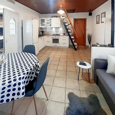 Holiday home 4 Bedroom Stunning Home In Praznica Praznice