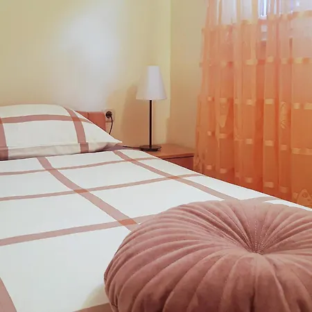 4 Bedroom Stunning Home In Praznica Holiday home