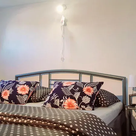 4 Bedroom Stunning Home In Praznica Holiday home *