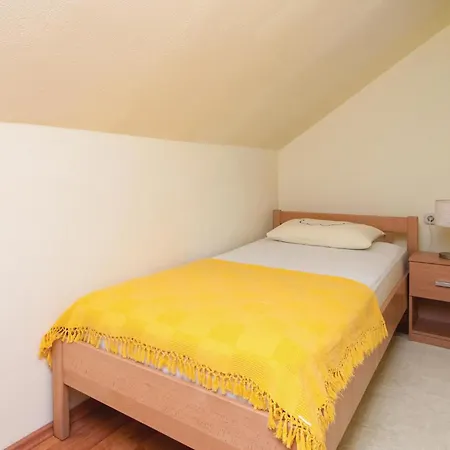 Holiday home 4 Bedroom Stunning Home In Praznica