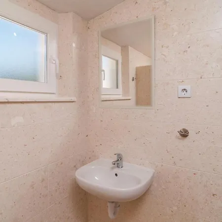 Nyaraló Three-bedroom With Sea View In Praznica