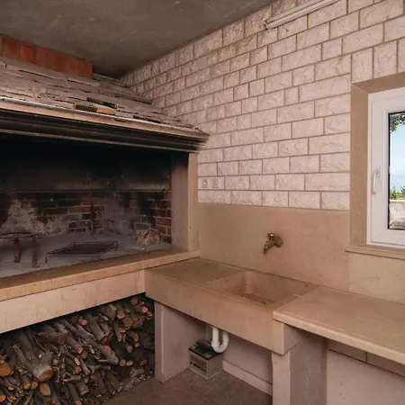 4 Bedroom Stunning Home In Praznica Holiday home *