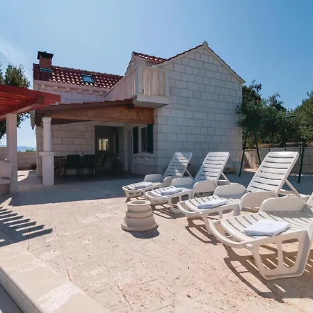 4 Bedroom Stunning Home In Praznica Holiday home