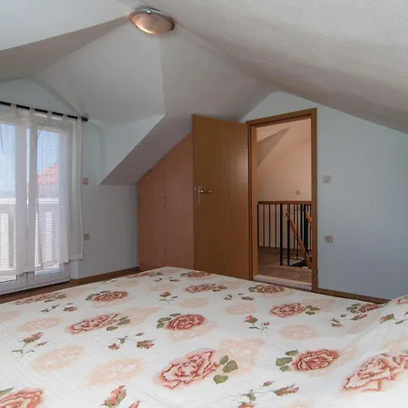 Holiday home 4 Bedroom Stunning Home In Praznica *
