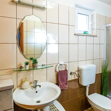 Holiday home 4 Bedroom Stunning Home In Praznica