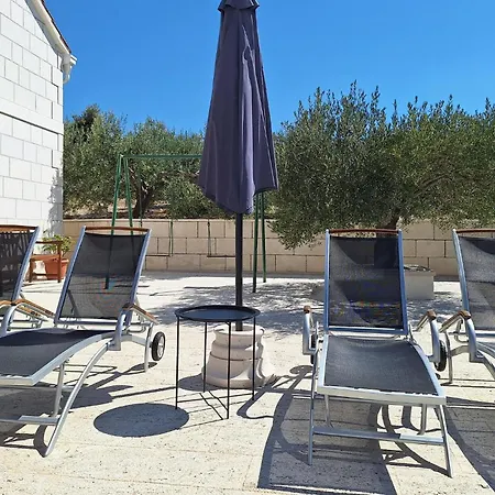 Three-bedroom With Sea View In Praznica Nyaraló