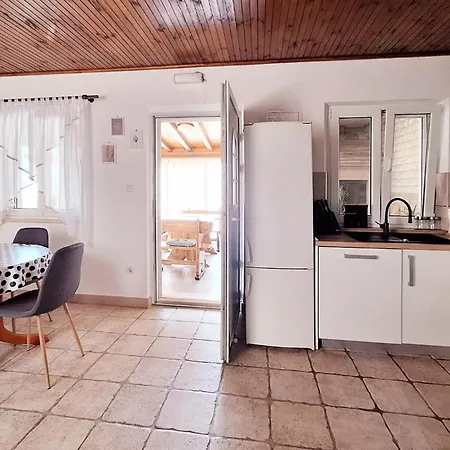 Three-bedroom With Sea View In Praznica * Pražnice