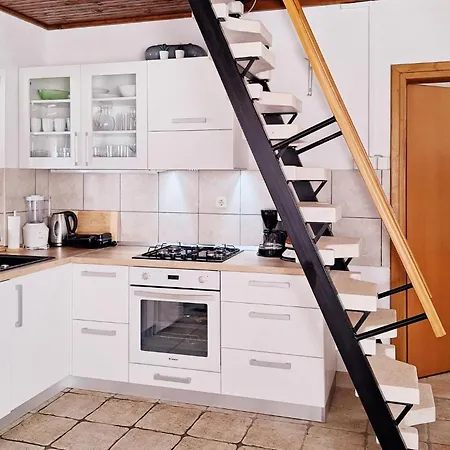 Three-bedroom With Sea View In Praznica Nyaraló *