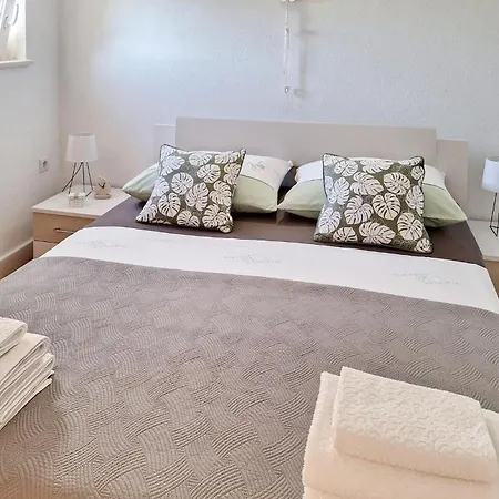 Holiday home 4 Bedroom Stunning Home In Praznica *