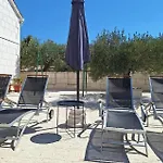 Three-bedroom With Sea View In Praznica 別荘