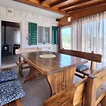 別荘 Three-bedroom With Sea View In Praznica