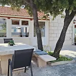 Three-bedroom With Sea View In Praznica *
