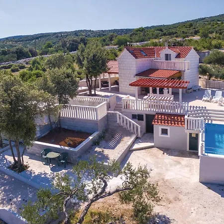 4 Bedroom Stunning Home In Praznica Pražnice
