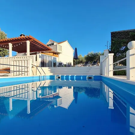 Three-bedroom With Sea View In Praznica 別荘
